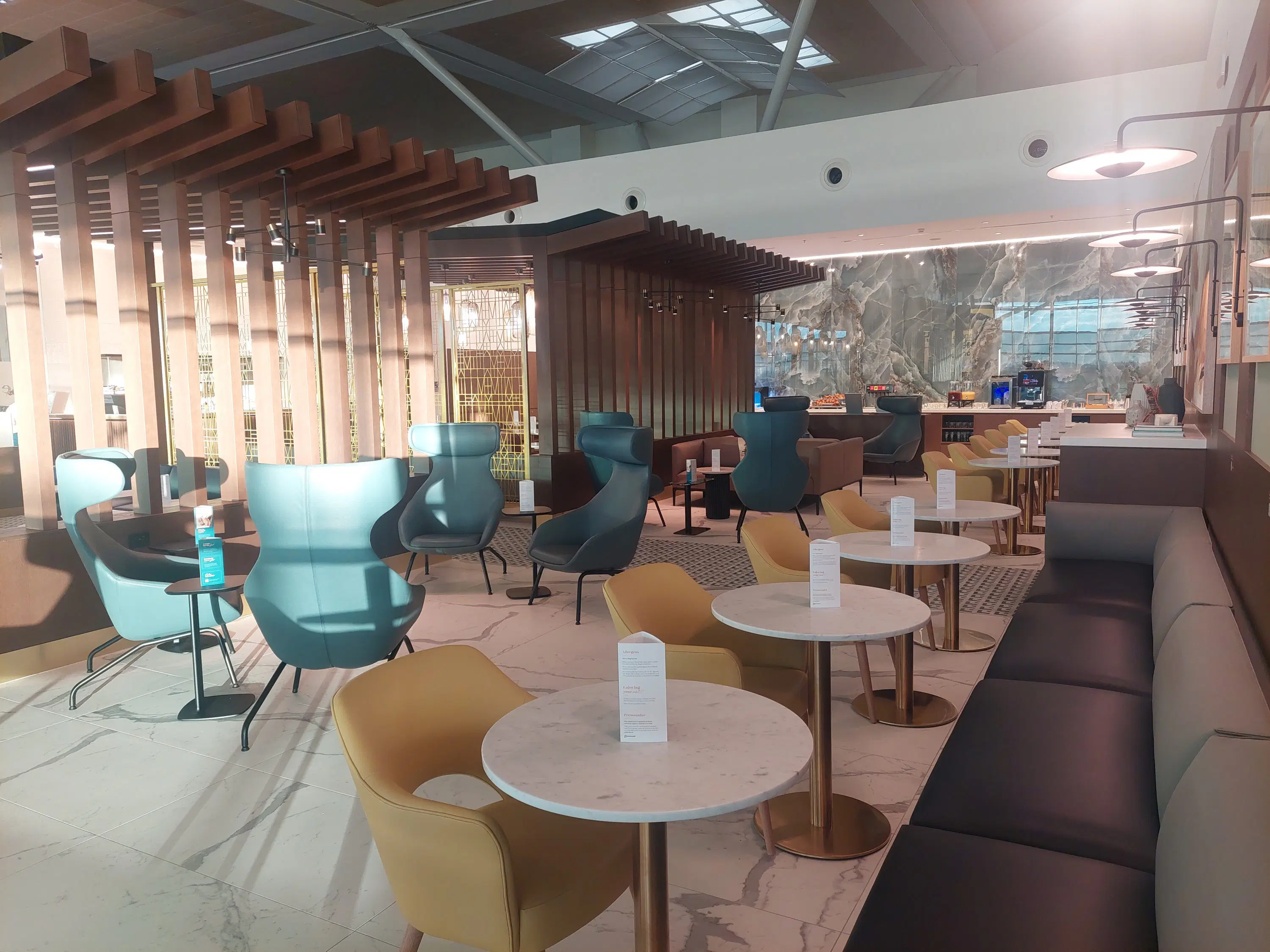 ESCAPE LOUNGE
